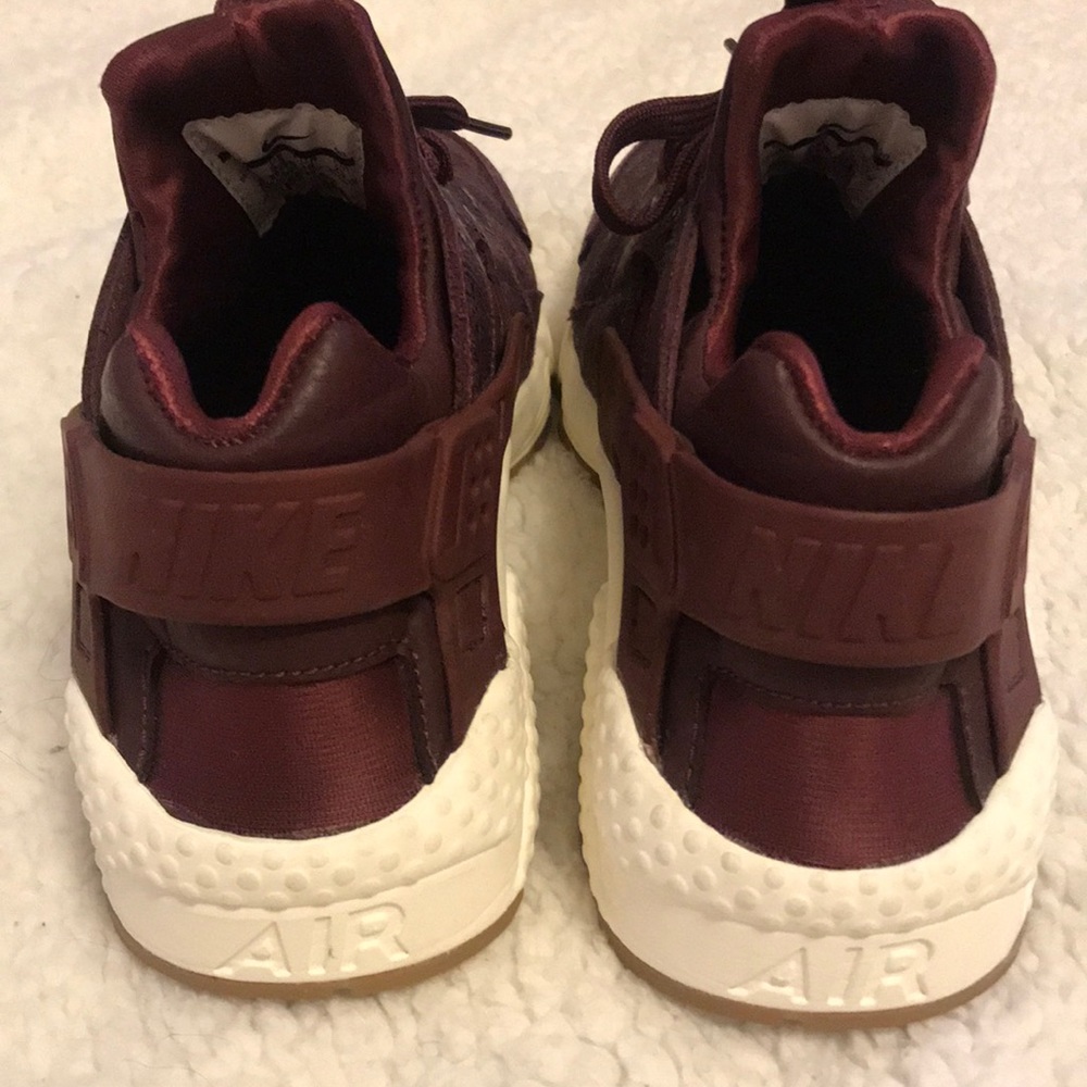 Nikes - Picture 4 of 4